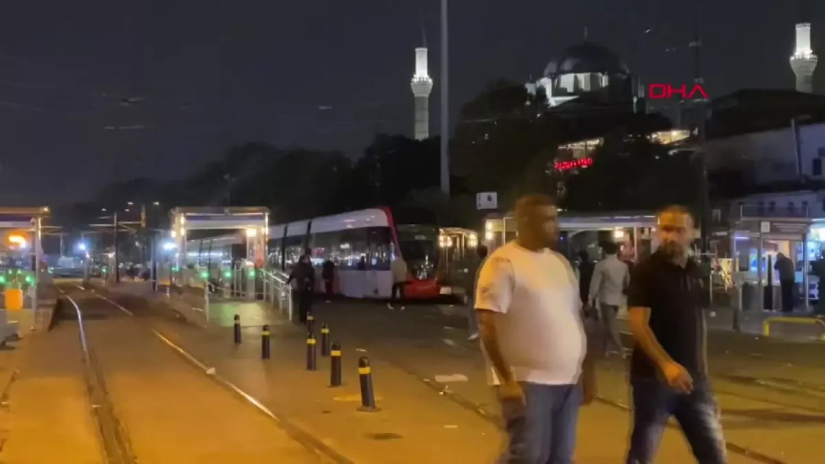 FATİH\'te Hafriyat Kamyonu Tramvay Hattına Zarar Verdi