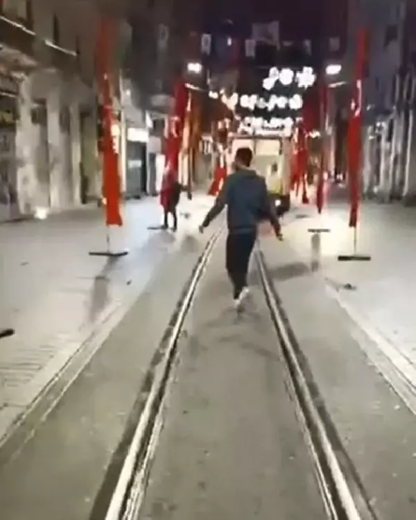 İstiklal Caddesi'nde Bayrakları Kıran ve Devlet Büyüklerine Hakaret Eden Şüpheliler Gözaltına Alındı