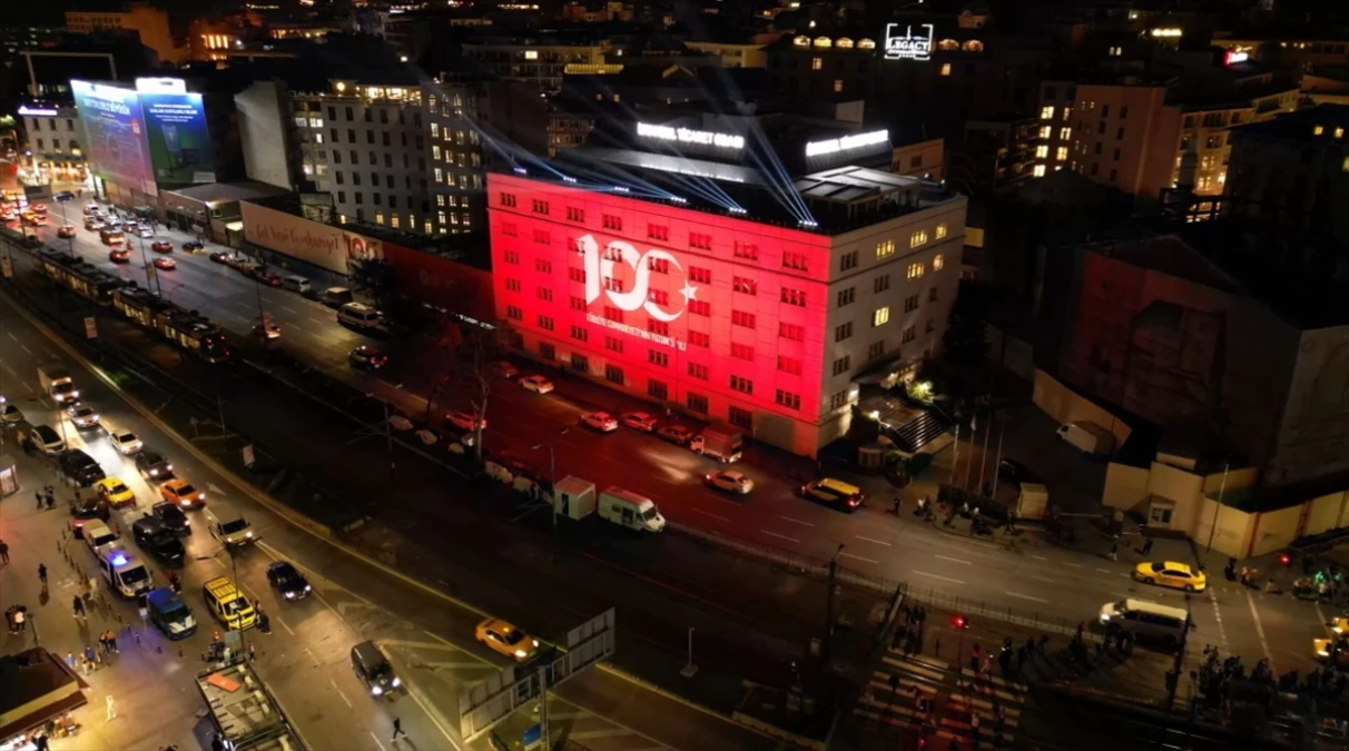 İstanbul Ticaret Odası, Cumhuriyetin 100. yılı için binasını kırmızı renkle ışıklandırdı