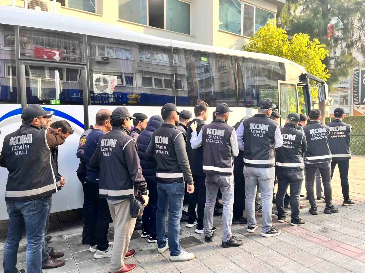 İzmir\'de FETÖ operasyonunda 28 kişi tutuklandı