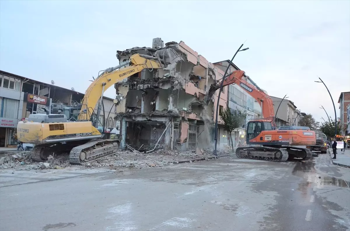 Afşin\'deki deprem enkazı kaldırma çalışmaları devam ediyor