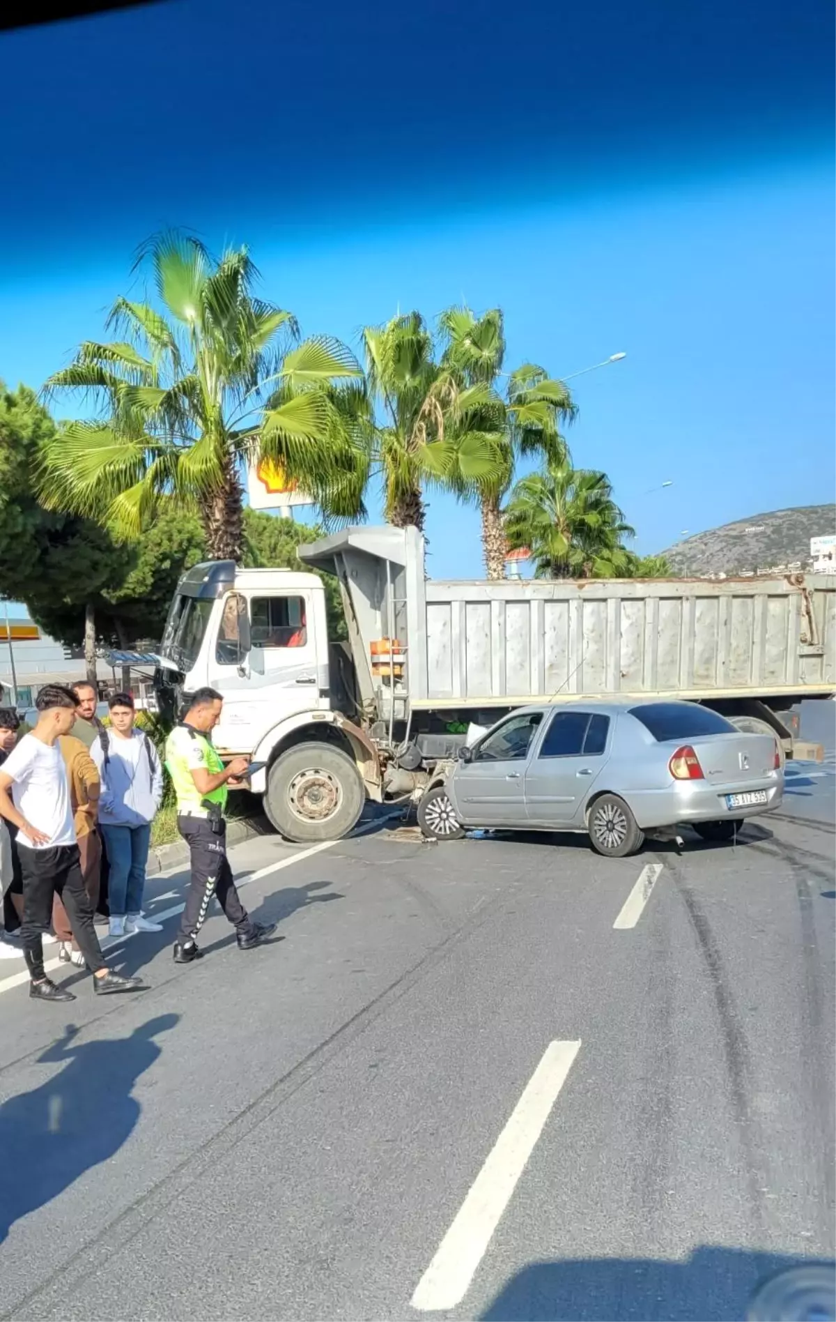 Kuşadası\'nda kaza: Otomobil kamyona çarptı, sürücü burnu bile kanamadan kurtuldu