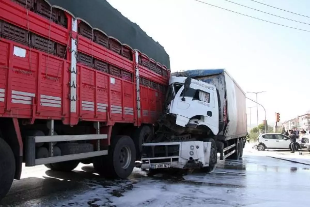 Kargo kamyonu TIR ve otomobile çarptı: 2 yaralı