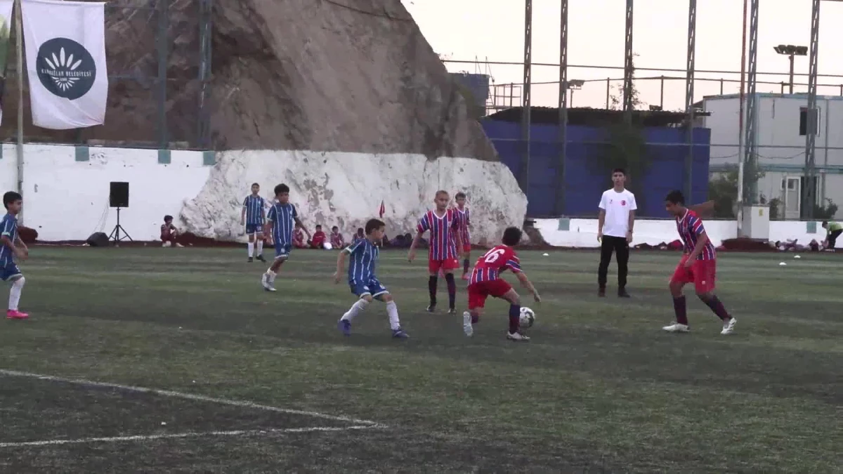 Karabağlar Belediyesi\'nin düzenlediği 100. Yıl Cumhuriyet Futbol Turnuvası büyük bir coşkuyla gerçekleştirildi