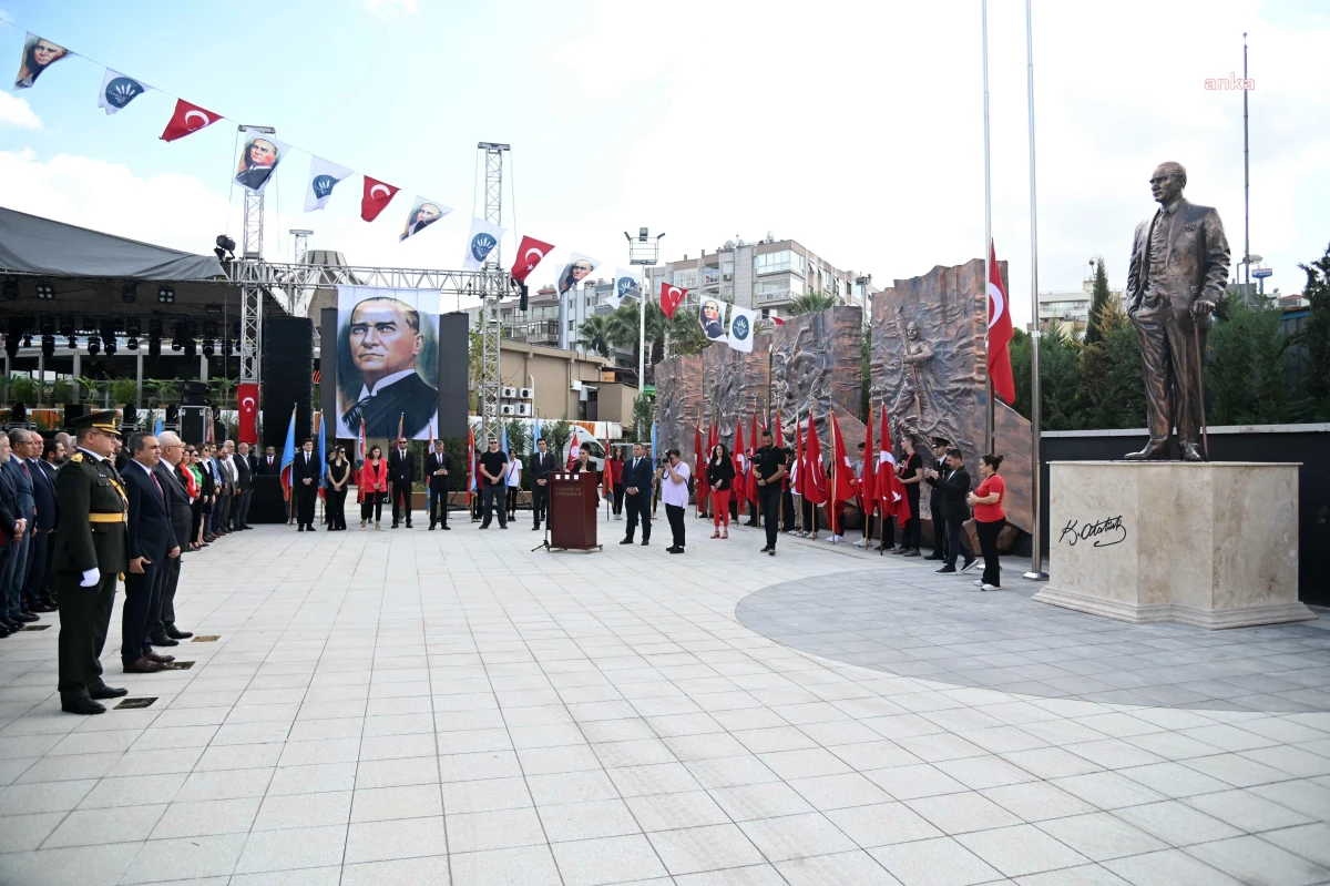 Karabağlar Belediyesi, Cumhuriyet\'in 100. yılını Uğur Mumcu Parkı\'nda kutladı