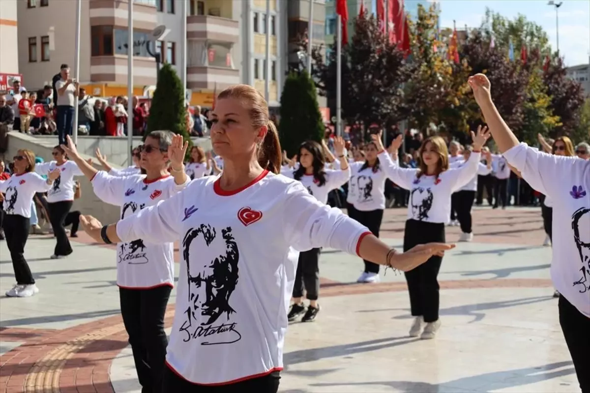 Safranbolu\'da 100 Kişi Aynı Anda Zeybek Oynadı