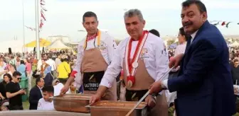 Kayseri'de tek kazanda pişirilen 1 ton mantı vatandaşlara dağıtıldı