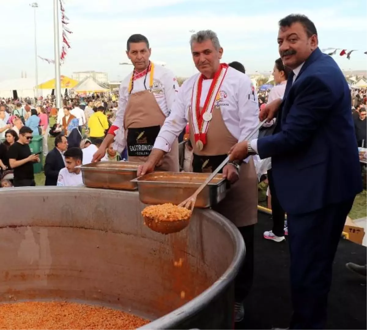 Kayseri\'de tek kazanda pişirilen 1 ton mantı vatandaşlara dağıtıldı