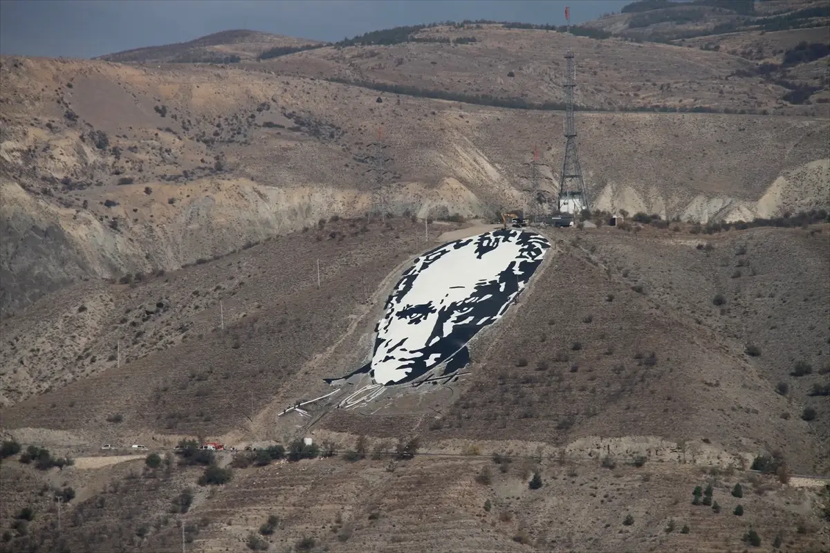 Erzincan\'da 41 yıl önce yapılan Atatürk portresi yenilendi