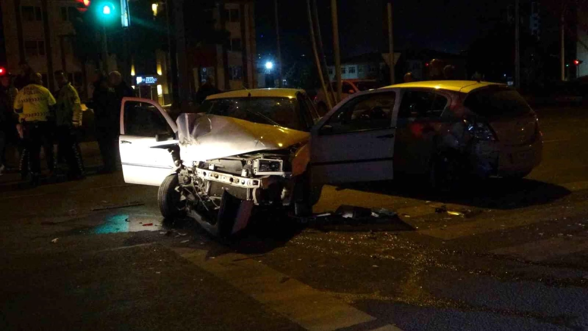 Malatya\'da Kırmızı Işıkta Bekleyen Otomobile Çarpan Sürücü Kaçtı