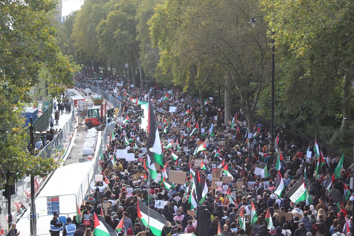 Londra\'da Filistin\'e Destek Yürüyüşü: İngiltere\'yi Ateşkes İçin Çağırıyorlar