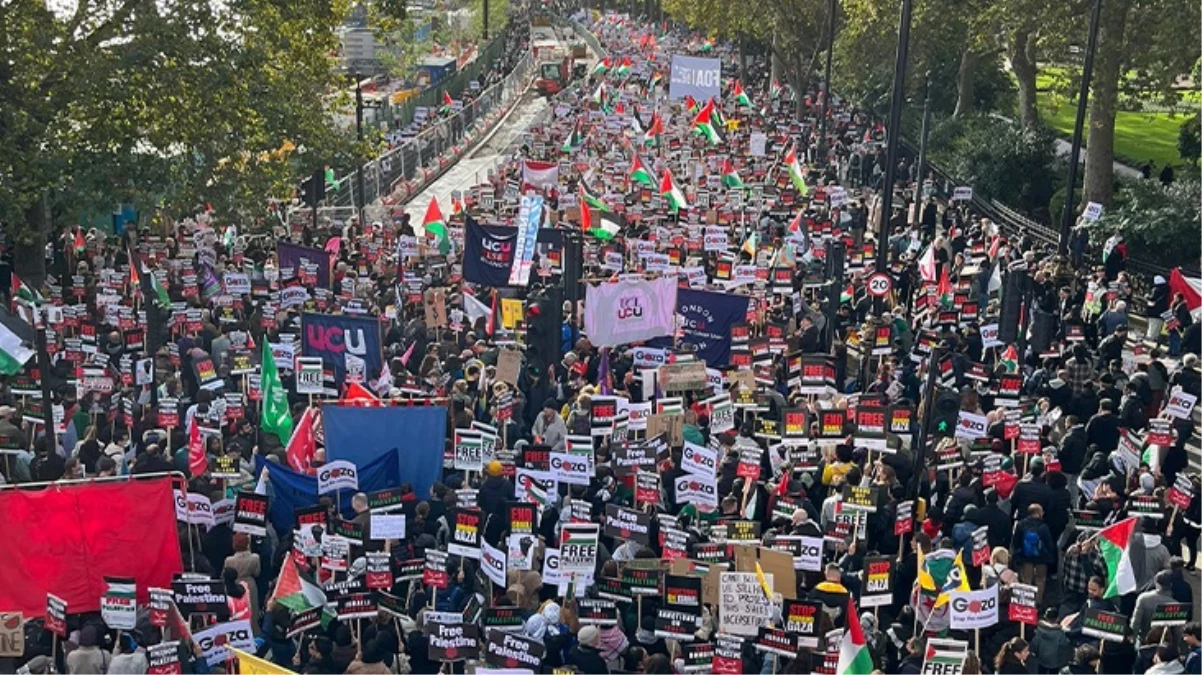 Londra\'da on binlerce kişi Filistin\'e destek için sokaklara indi