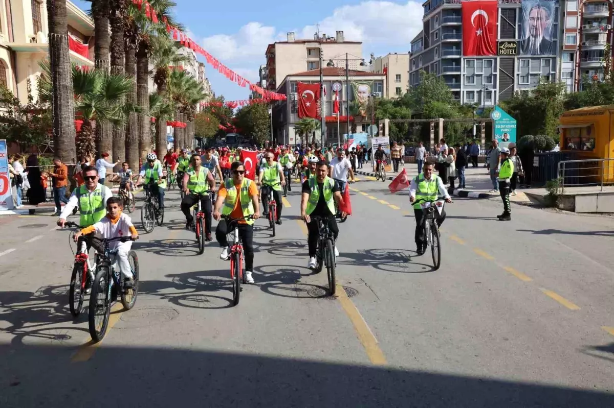 Manisa\'da Cumhuriyetin 100. yılı etkinlikleri kapsamında \'100. yılda 100 bisikletli\' bisiklet turu düzenlendi