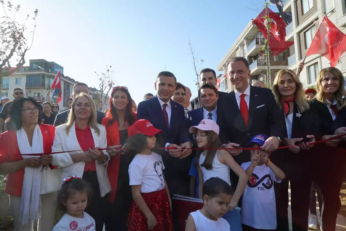 Özgür Çelik\'ten "29 Ekim" Mesajı: "Cumhuriyetimizin İkinci Yüzyılını Demokrasiyle Taçlandırmak İçin Büyük Bir İnançla Mücadeleye Devam Edeceğiz"