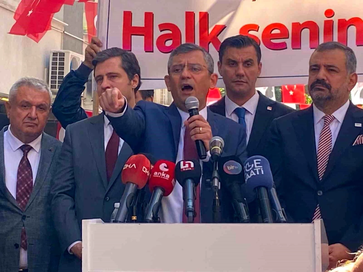 CHP Genel Başkan Adayı Özgür Özel, İzmir\'de Partililerle Buluştu