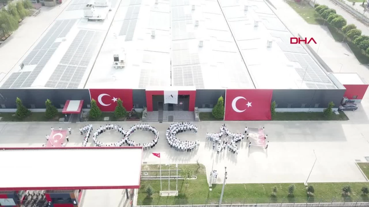 Tekstil Fabrikası Çalışanları Cumhuriyetin 100. Yılını Kutladı