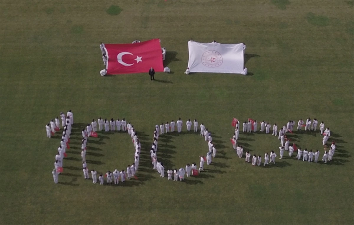 Konya\'da Cumhuriyet\'in 100. Yılı Kutlamalarında Tekvandocuların Koreografisi