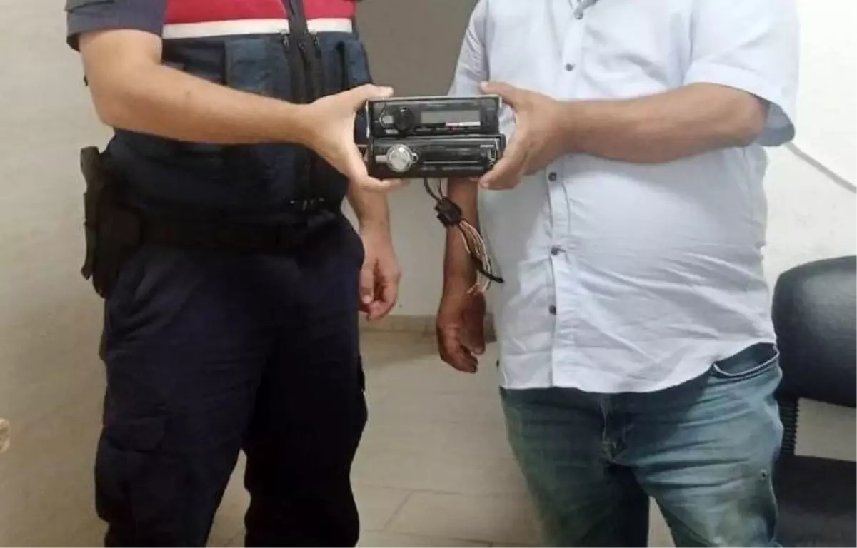 Aydın\'da park halindeki traktörlerin araç teyplerini çalan hırsızlar yakalandı