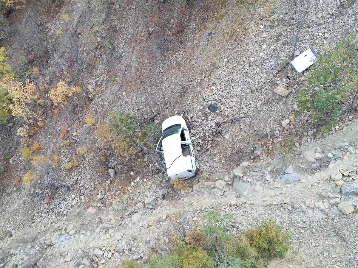 Tunceli\'de Uçuruma Düşen Araçta 2 Kişi Yaralandı