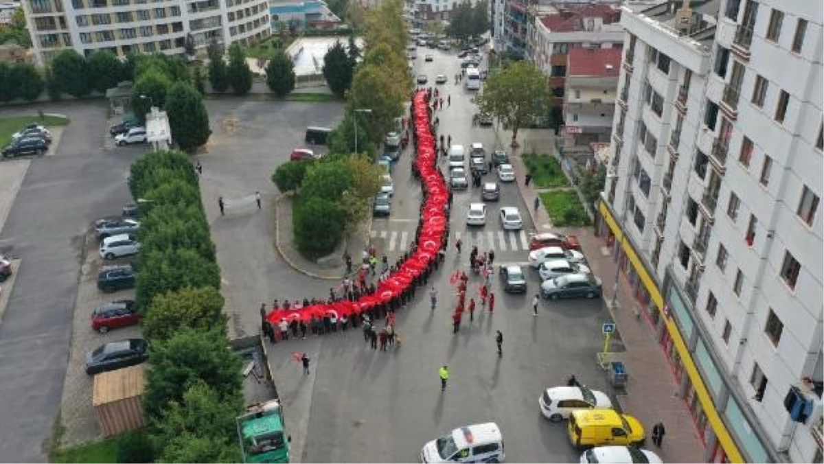 Tuzla\'da 29 Ekim Cumhuriyet Bayramı kutlamalarında dev Türk bayrağı taşındı
