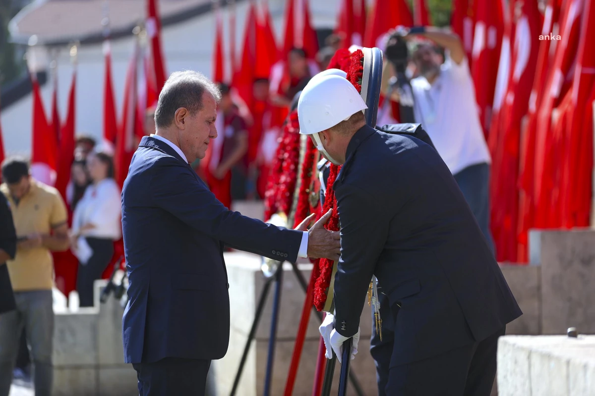 Mersin Büyükşehir Belediye Başkanı Vahap Seçer, Atatürk Anıtı\'na çelenk sundu