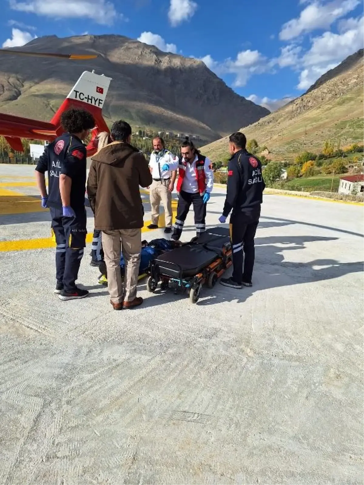 Ambulans helikopterle doğum sancısı çeken kadın hastaneye ulaştırıldı