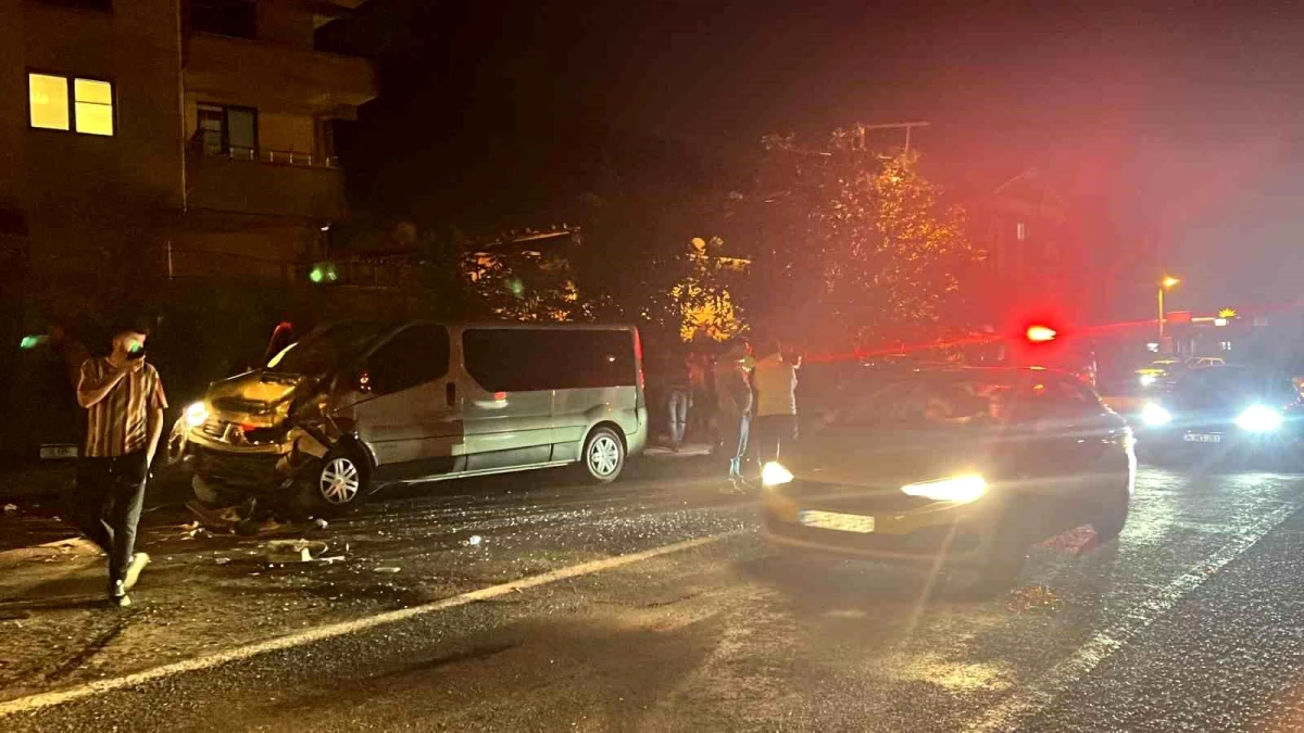 Zonguldak\'ta kafa kafaya çarpışan araçlarda 4 kişi yaralandı