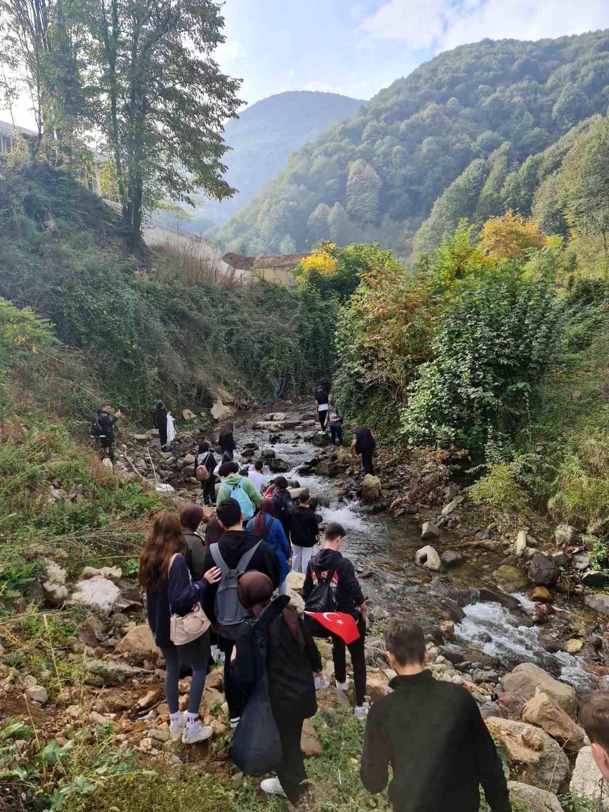 Düzce Üniversitesi Öğrencileri Cumhuriyet\'in 100. Yılı İçin 10 Kilometre Yürüdü