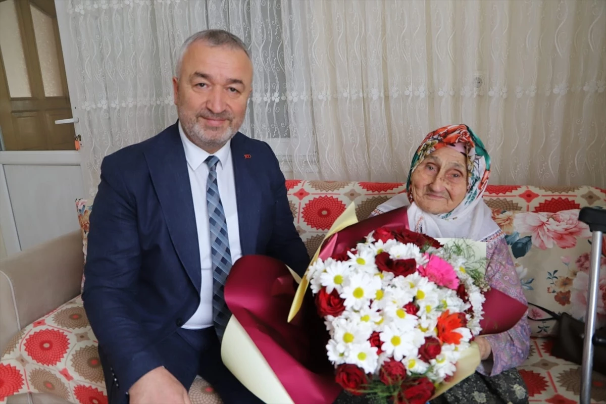 19 Mayıs Belediye Başkanı Osman Topaloğlu, Cumhuriyet\'in 100. yılına şahitlik eden vatandaşları evlerinde ziyaret etti