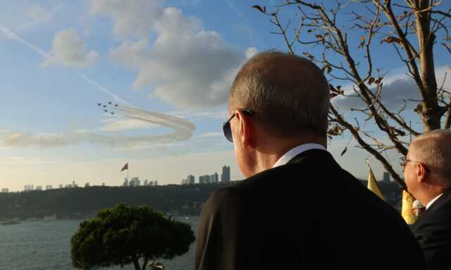 29 Ekim Cumhuriyet Bayramı dolayısıyla İstanbul Boğazı'nda 100 geminin geçiş töreni başladı