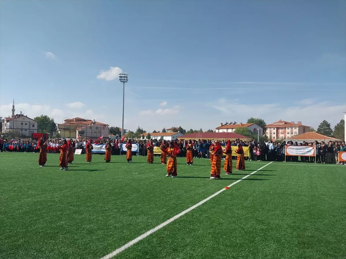 Afyonkarahisar\'ın Sandıklı ilçesinde tarım arazisine devrilen otomobilde 2 kişi yaralandı