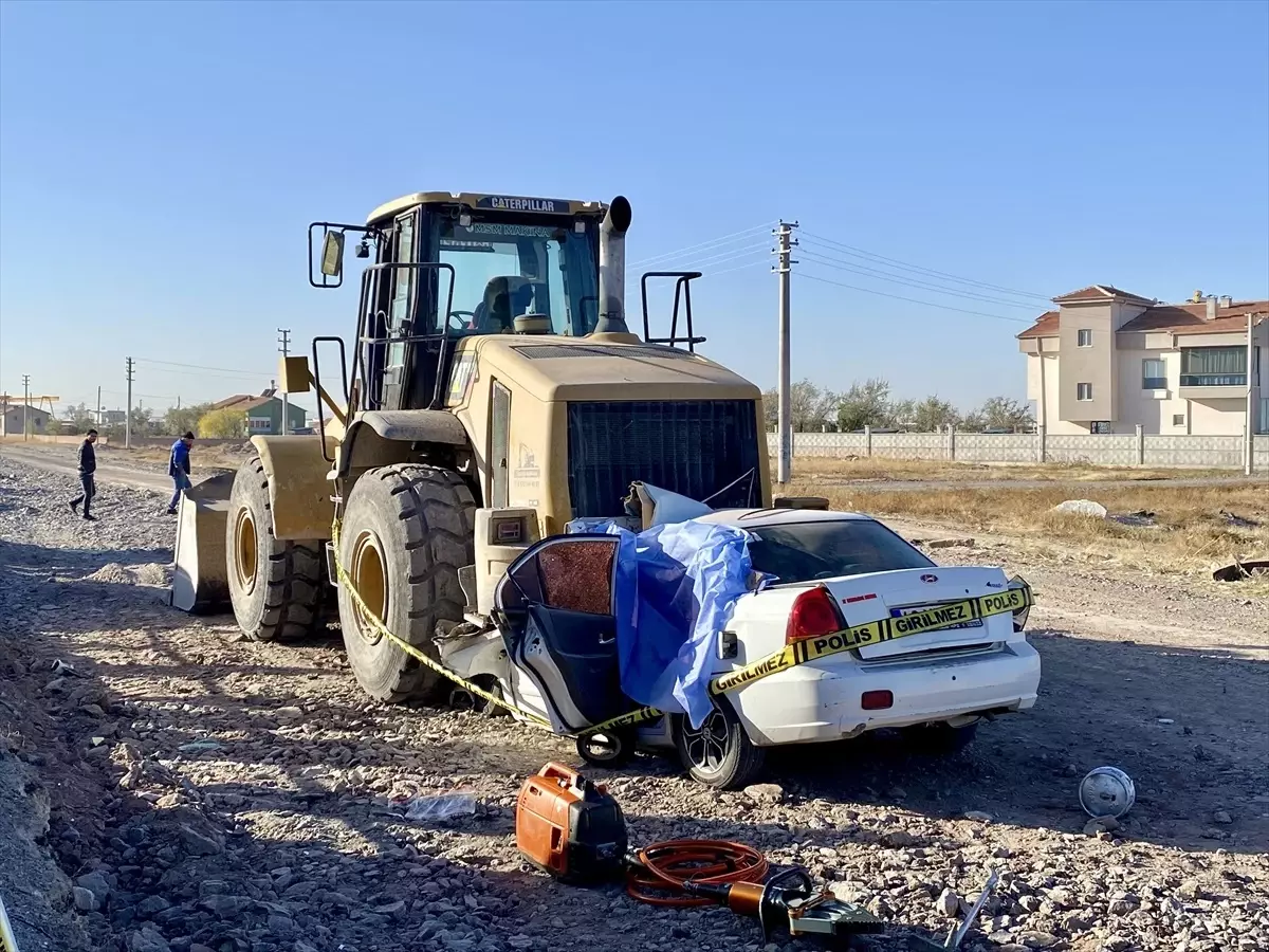 Aksaray\'da park halindeki iş makinesine çarpan otomobilin sürücüsü hayatını kaybetti