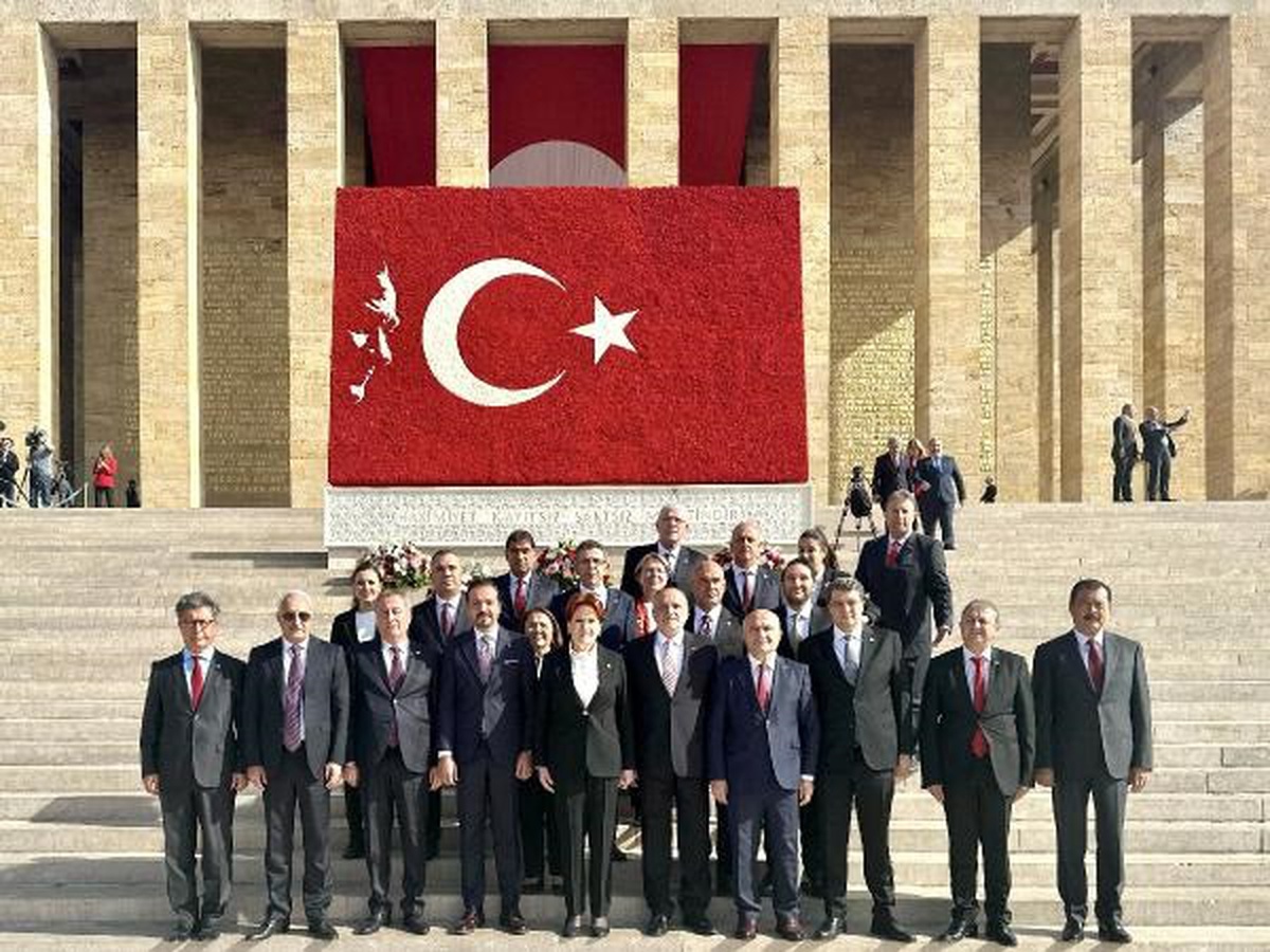 Meral Akşener, partililerle Anıtkabir\'i ziyaret etti