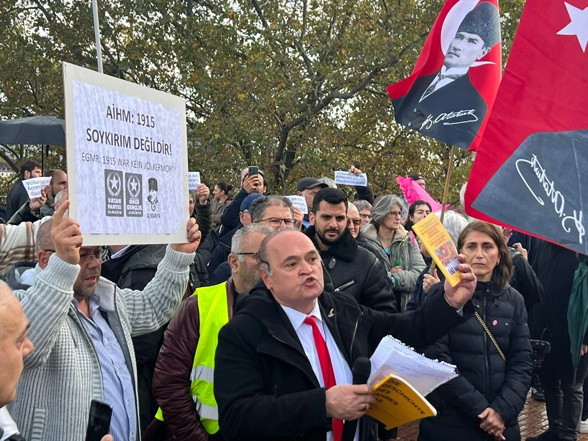 Almanya\'da Türkler, Ermeni Anıtının Kaldırılması İçin Protesto Düzenledi