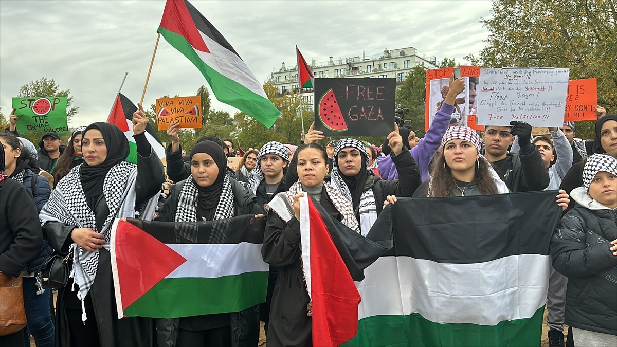 Berlin\'de Filistin\'e Destek Gösterisi