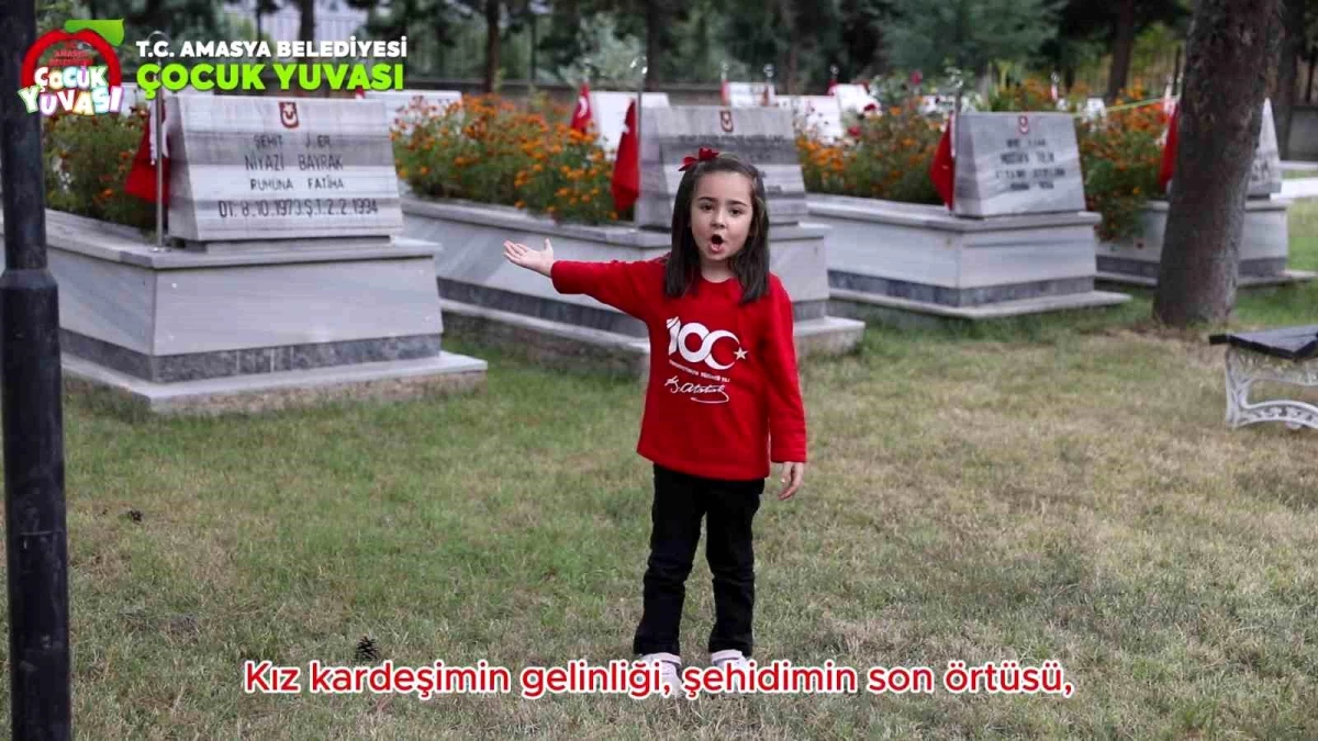 Amasya\'da kız çocukları Cumhuriyet\'in 100. yılında bayrak şiiri seslendirdi