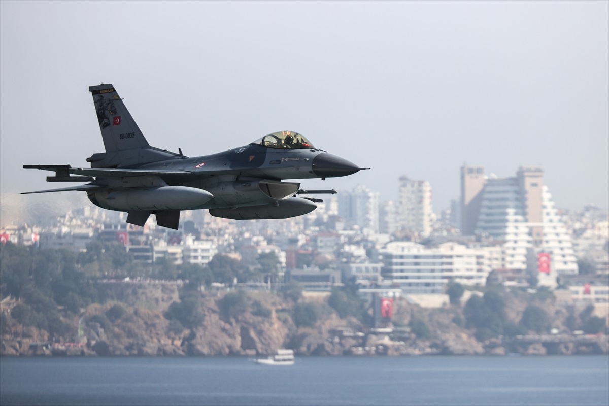 Antalya\'da Cumhuriyet Bayramı kutlamaları F-16 gösteri uçuşuyla coşkuyla kutlandı