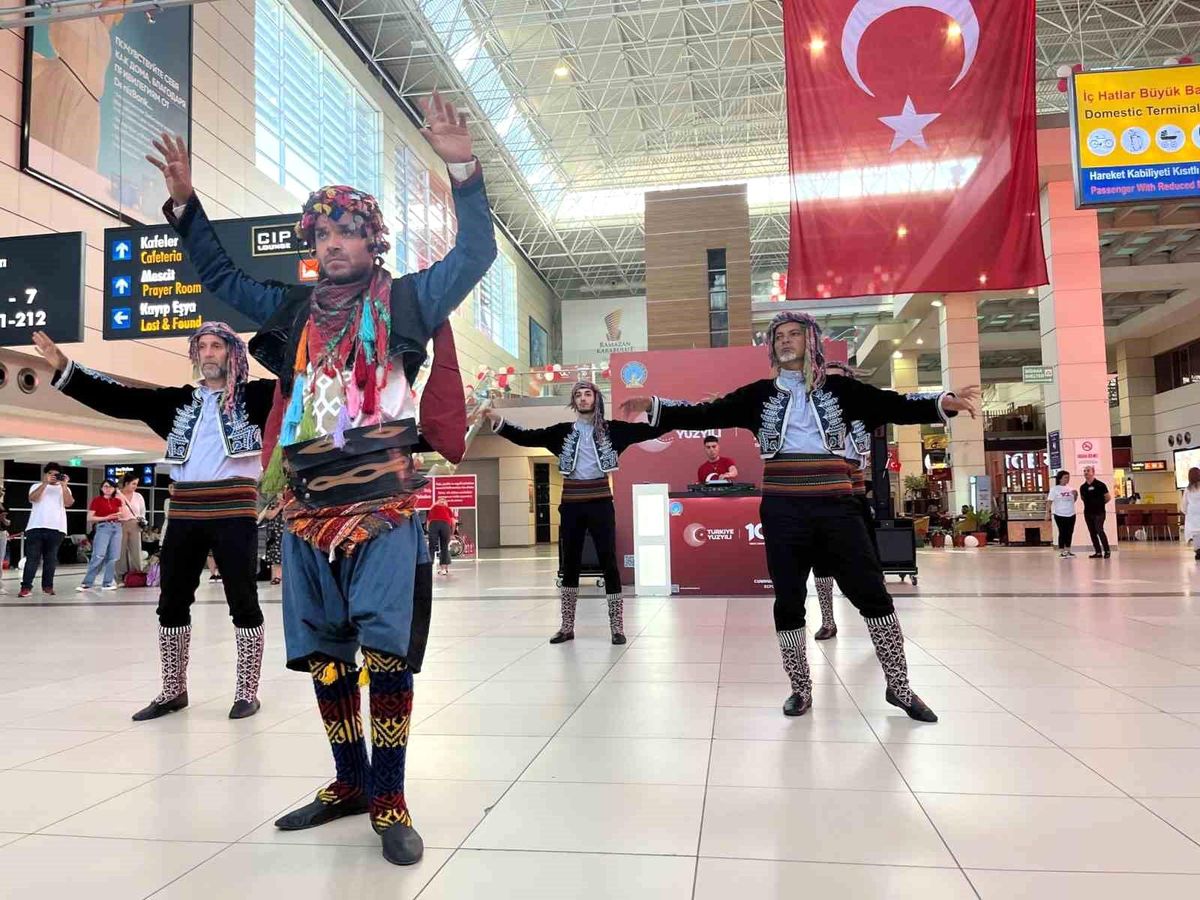 Antalya Havalimanı\'nda Cumhuriyet\'in 100. yılı coşkuyla kutlandı