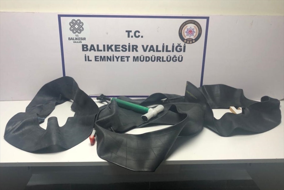 Ayvalık\'ta 23 düzensiz göçmen yakalandı, 6 göçmen kaçakçısı gözaltına alındı