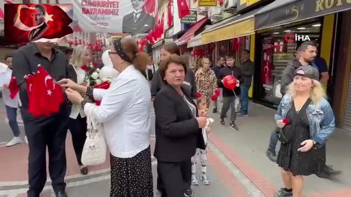 Başkan Fırıncıoğlu Cumhuriyet Bayramı\'nda karanfil ve balon dağıttı