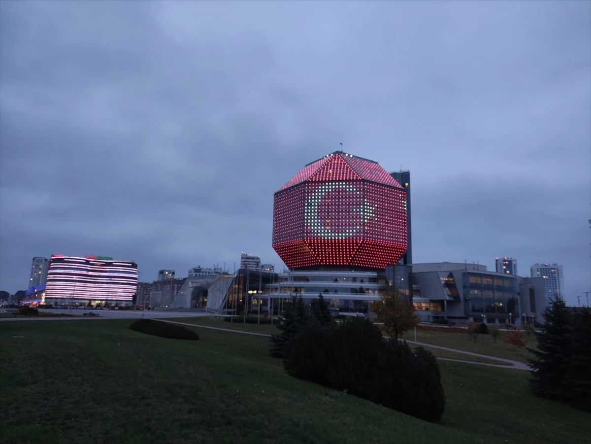 Belarus\'ta Milli Kütüphane Türk Bayrağı Renkleriyle Işıklanıyor