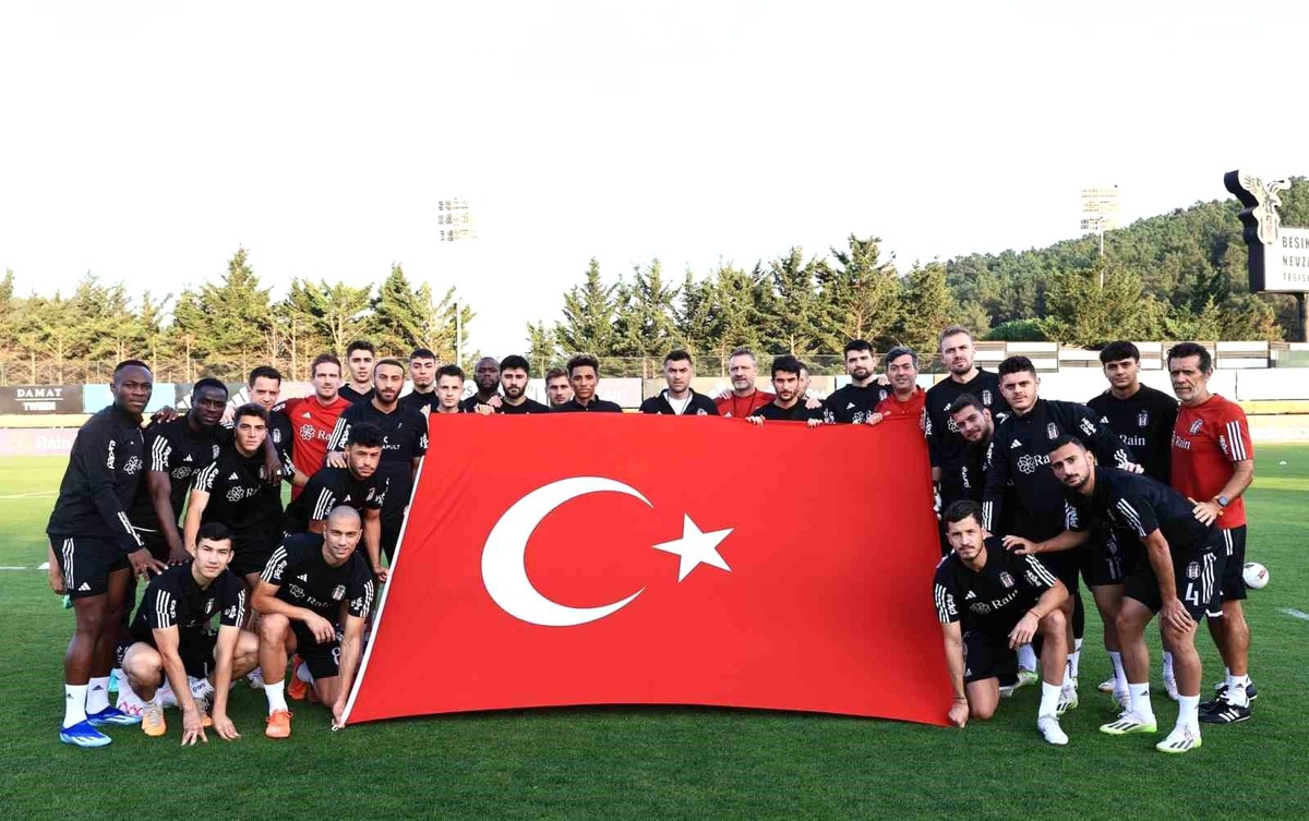 Beşiktaşlı futbolculardan Cumhuriyet\'in 100. yılı kutlaması