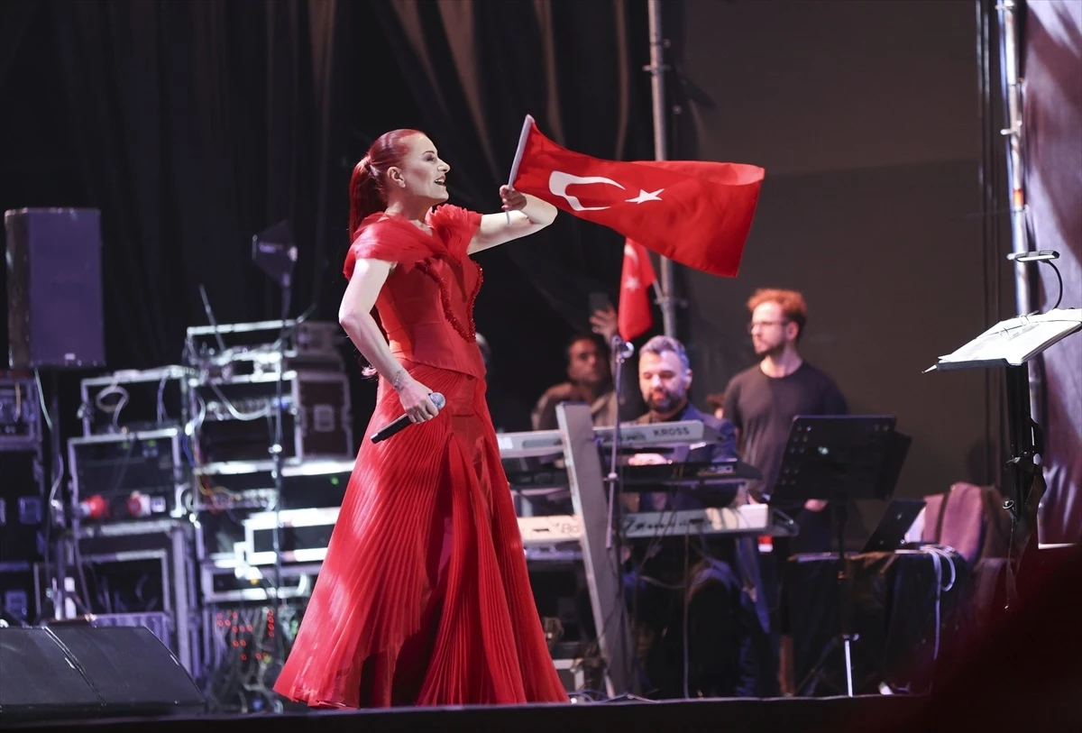 Candan Erçetin, Cumhuriyet\'in 100. yılı kutlamaları kapsamında Ankara\'da konser verdi