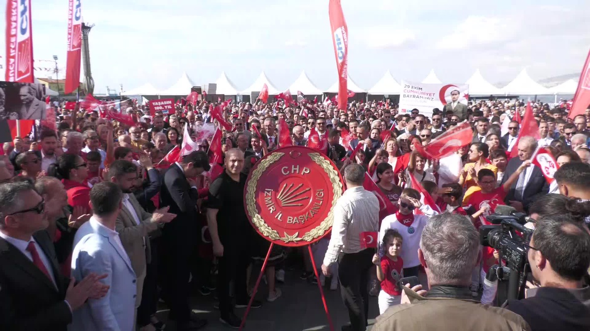 CHP İzmir İl Örgütü\'nden 29 Ekim Kutlaması... Soyer: "Cumhuriyet\'in Kazanımlarını Tasfiye Etmeye Çalışanlara Asla Geçit Vermeyeceğiz"