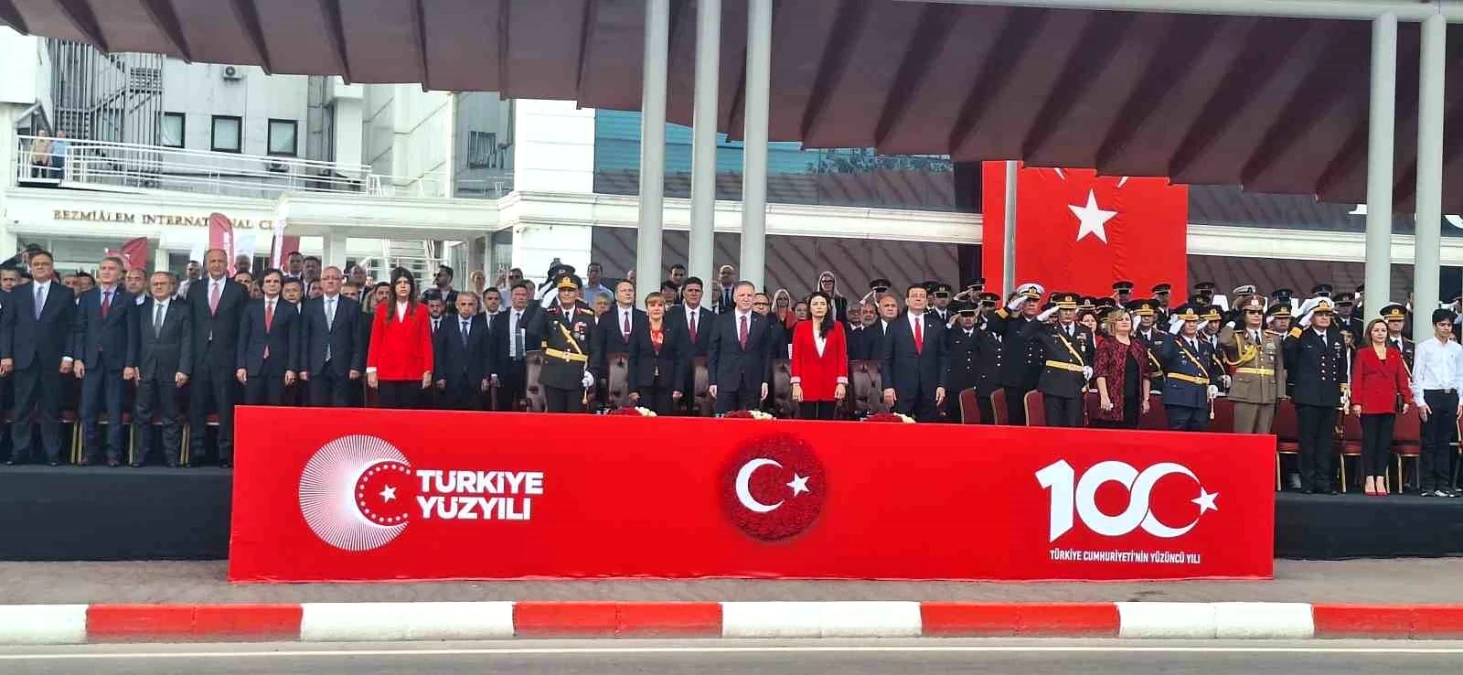 İstanbul Valisi Davut Gül, Cumhuriyetin 100. yıl dönümü kabul töreninde tebrikleri kabul etti