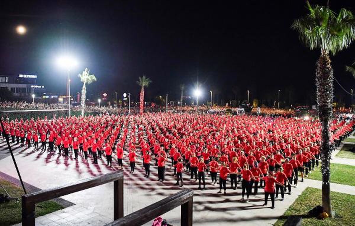 Saat 19.23'te 1923 Kişi Zeybek Oynadı