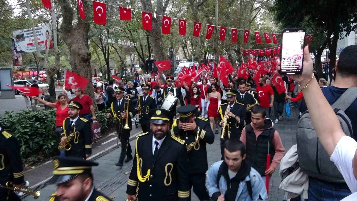 Kocaeli\'de Cumhuriyet Bayramı\'nda Fener Alayı Düzenlendi