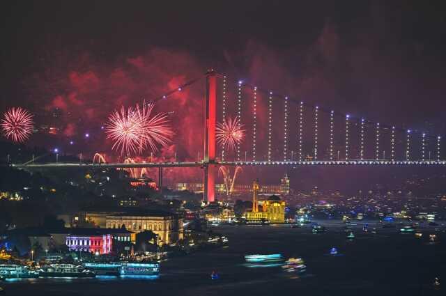 Cumhuriyet'in 100. yılına özel 15 Temmuz Şehitler Köprüsü'nde dron, havai fişek ve ışık gösterileri