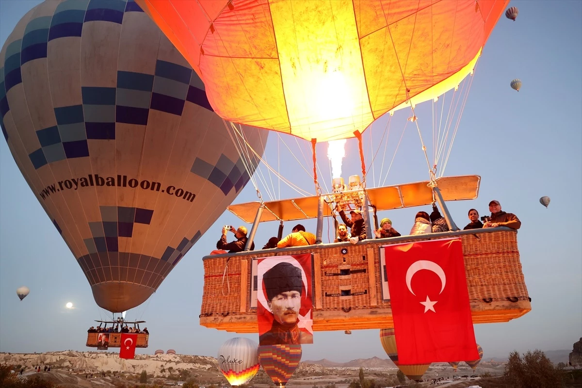 Kapadokya\'da Cumhuriyet Bayramı kutlaması: Sıcak hava balonları Türk bayrakları ve Atatürk posterleriyle uçtu
