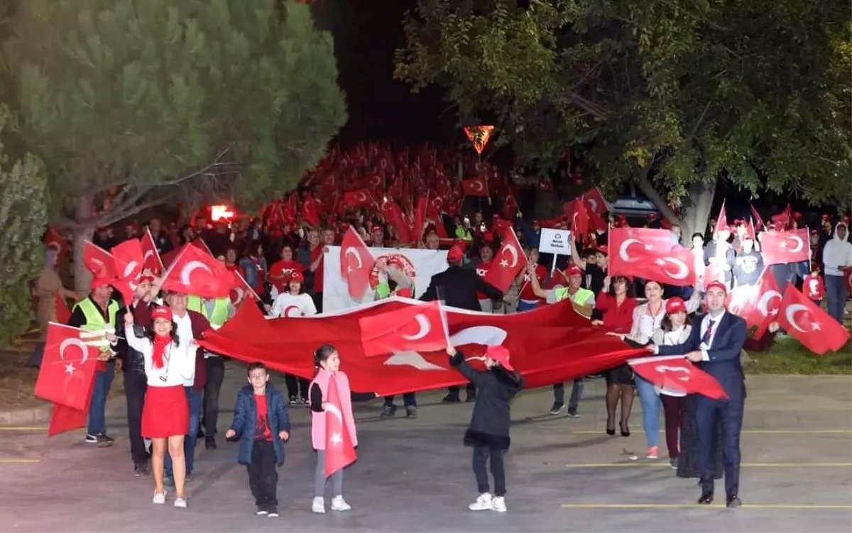 Nilüfer Organize Sanayi Bölgesi\'nde Cumhuriyet Yürüyüşü düzenlendi